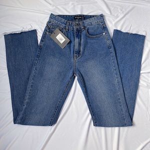 TALL MID BLUE WASH LONG LEG STRAIGHT JEANS. US SIZE 2.